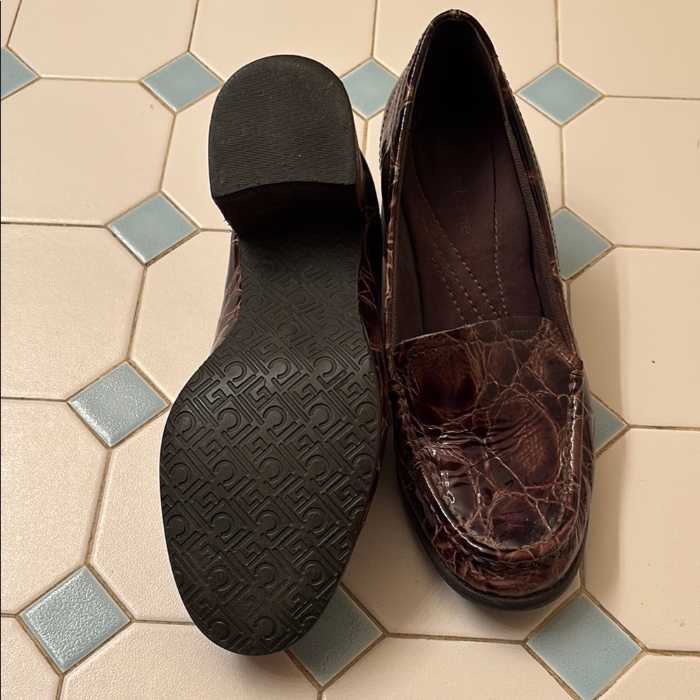 Brown Leather Flats with Decorative Stitching - Picture 6 of 6